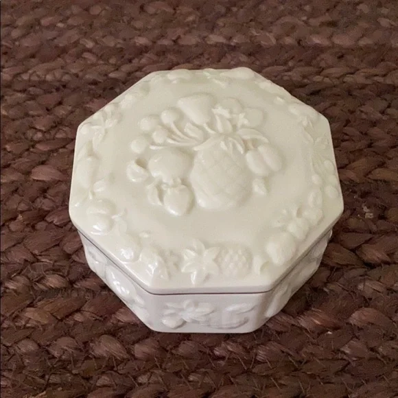 Lenox keepsake fruit box with free two garden pins