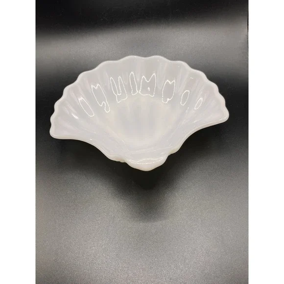 Vintage Clam Shell White Milk Glass Scalloped Seashell Shaped Soap Trinket Dish‎