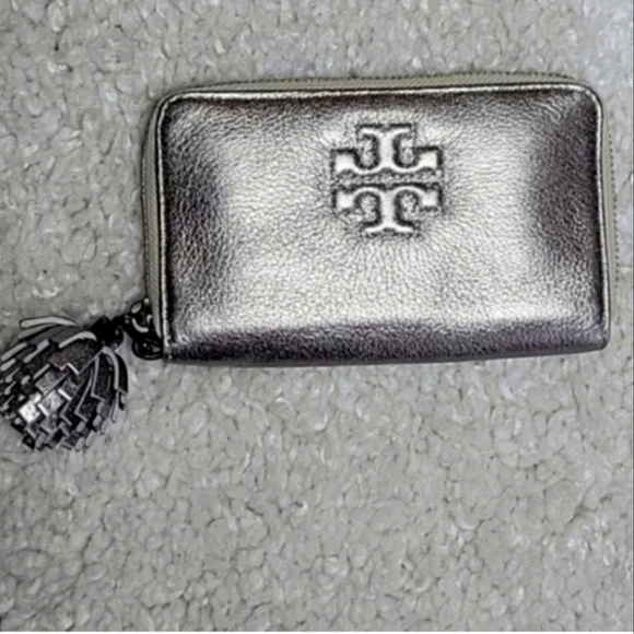 TORY BURCH THEA PWETER Mettalic Wristlet Short Zip Around Wallet