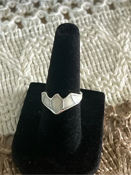 Fashion Silver V-Shaped Opal Accent Women's Ring size 5.5. 30p2