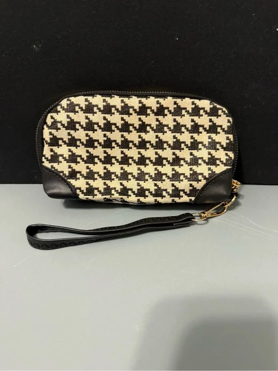 Houndstooth Wristlet Clutch in Black and Cream