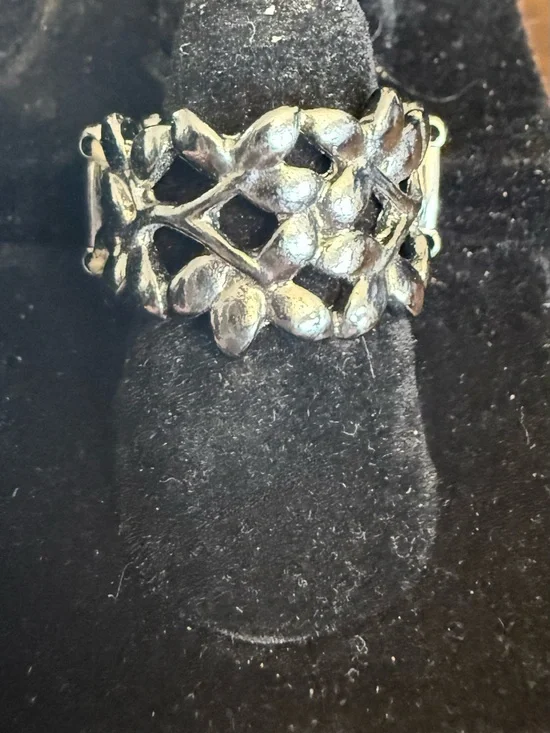 paparazzi Silver Leaf Vine Band Ring