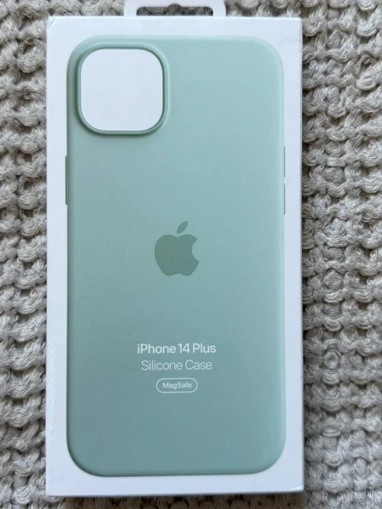 NWT iPhone 14 Plus case in green