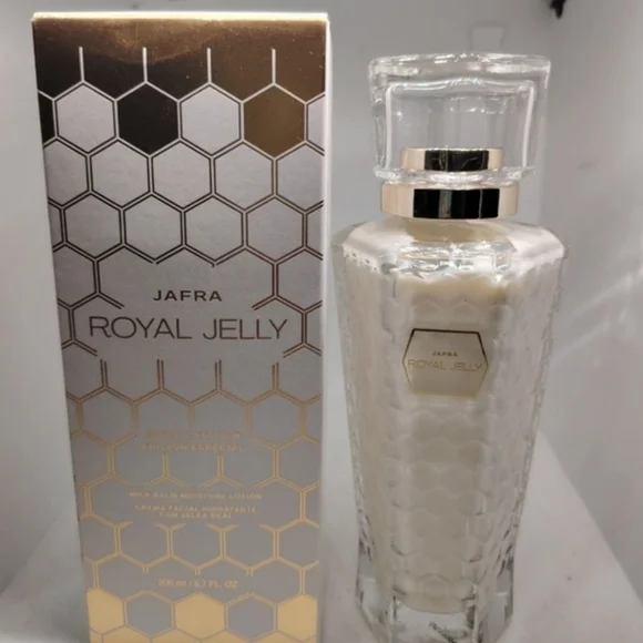 DUO JAFRA Royal Jelly Milk Balm Moisture Lotion - Gold and White
