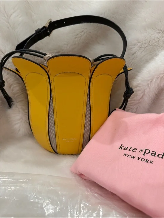 KATE SPADE TULIP BUCKET BAG med Yellow linen inside green leather accent NWT
