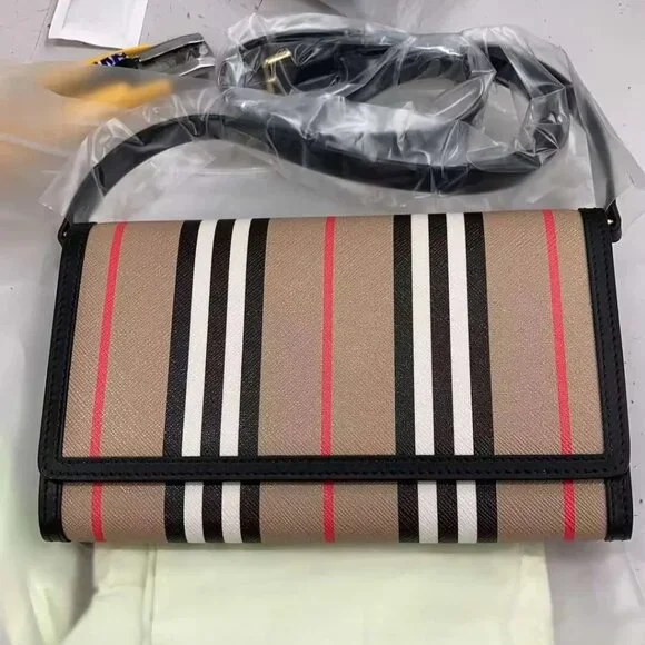 NEW Burberry Hannah Icon Wallet with Detachable Strap