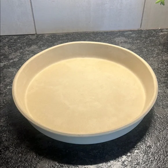 Round Cream stoneware Baking Dish. Looks new. 11x2 Even crispy cooking. Pies etc