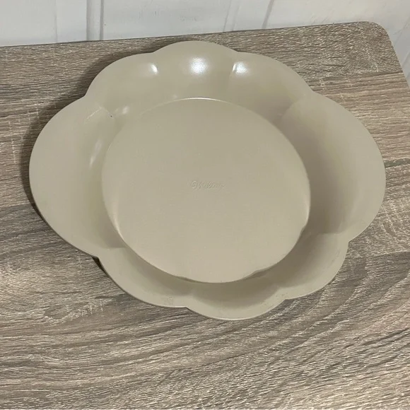 Wilton Vintage‎ Scalloped Round Baking Dish Casserole Coated Nonstick Bakeware