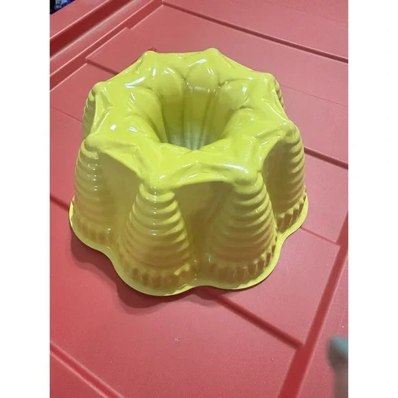 VINTAGE BUNDT FUNNEL‎ CAKE PAN WAVE/CONE/STAR PATTERN - YELLOW/WHITE PAINTED TIN