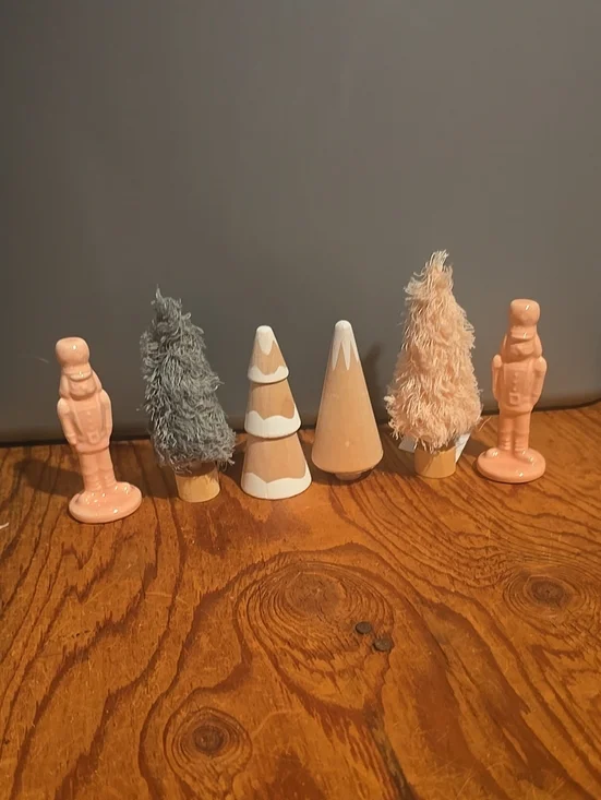 ❤️10/$40 Nwot Pink Ceramic Nutcracker & Decorative Mini Trees Set - Home Accents