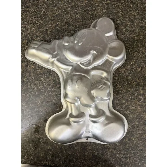 1995 Wilton Disney Mickey Mouse Aluminum Character Cake Pan #2105-3601