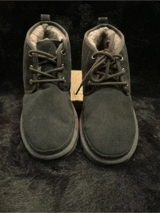 UGG Men's Black Suede Neumel Chukka Boots with Shearling Lining Size 9
