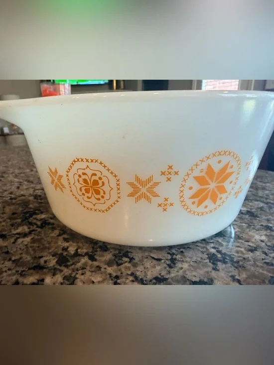 Pyrex White 1 1/2 Quart Milk Glass Casserole with Orange Star Pattern