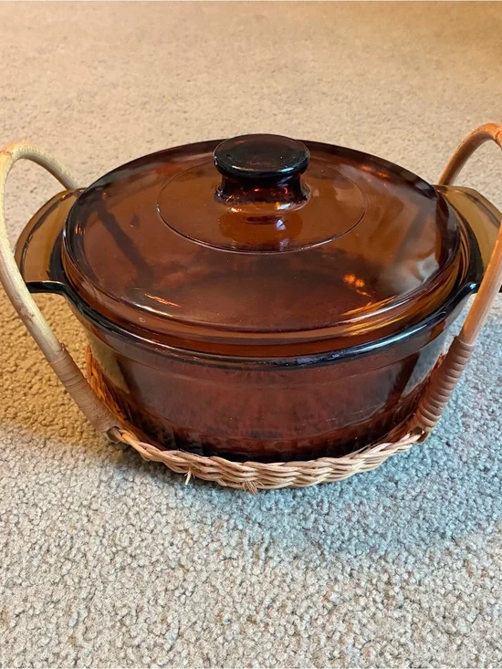 Vtg Anchor Hocking Amber Glass Casserole Baking Dish 1438 Lid & Rattan Basket