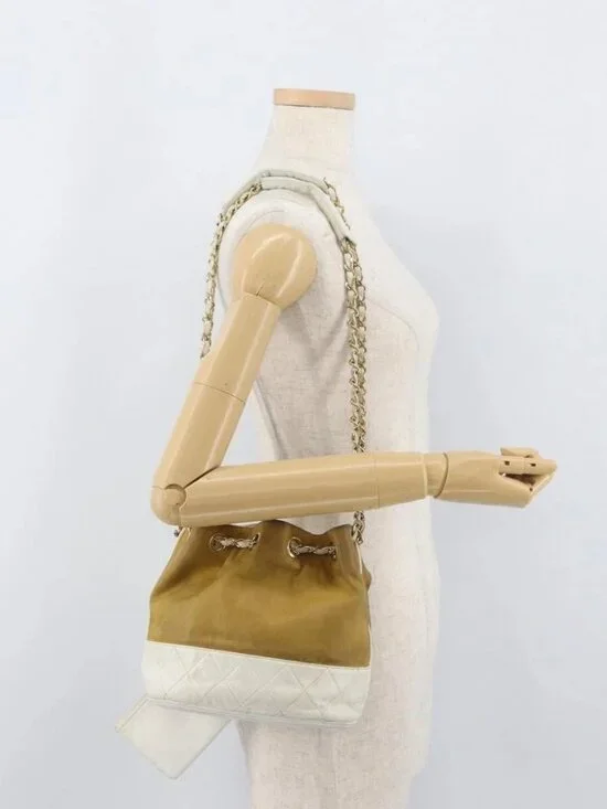 CHANEL Matelasse Drawstring Chain Shoulder Bag Leather Beige Gold CC Auth BAZ157