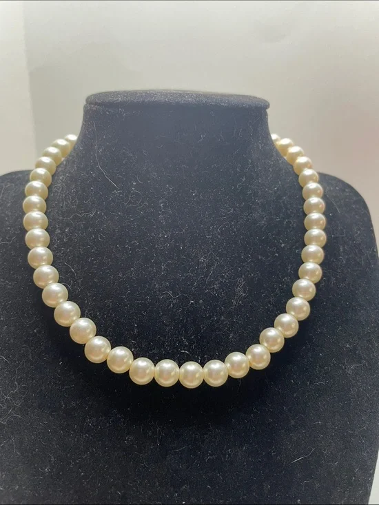 Stretchy Classic Faux Pearl Strand Necklace in Cream/White