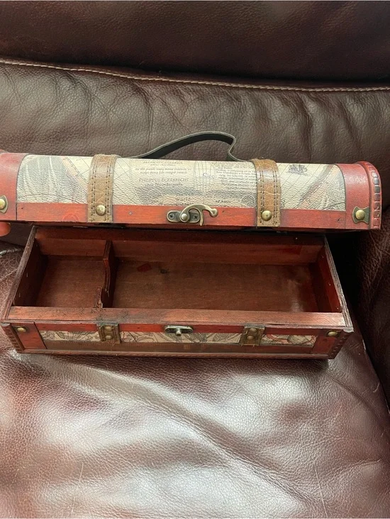 Vintage-Style Red Wooden Decorative vine bottle carrier world map
