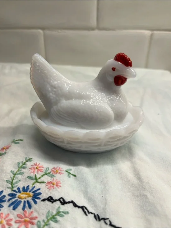 Small Vintage Westmoreland White Milk Glass Hen/Chicken On Nest Dish