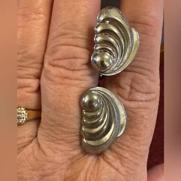 Men’s stamped sterling feather pillowy sea shell cufflinks