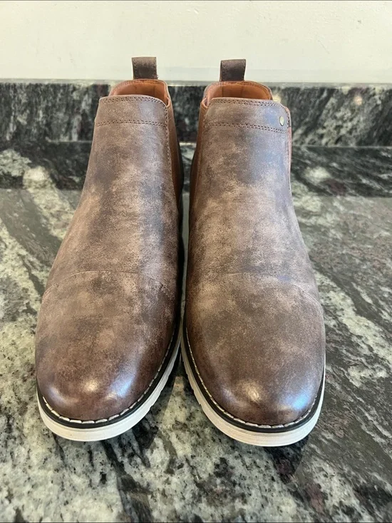 Classic Brown Men’s Chukka Boots with Contrasting White Sole
