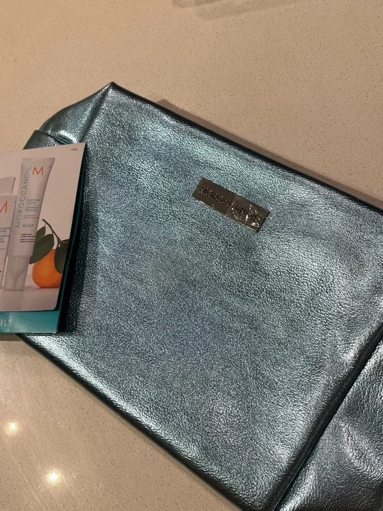 MorocanOil Costmetics Bag With Scalp Detox set