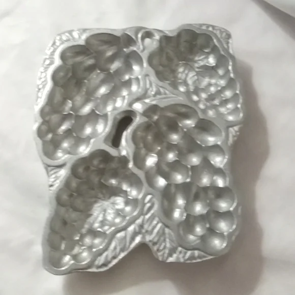 Wilton RWP Grape cluster mold