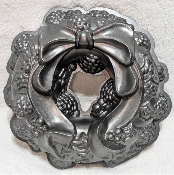 Nordic Ware Christmas Holiday Wreath Nonstick Aluminum Bundt Cake Pan 9 cup