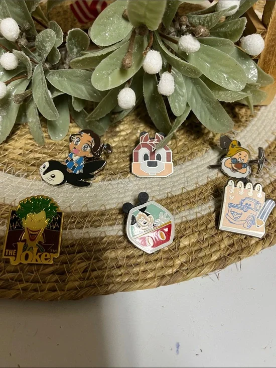 Disney/Comics/Viacom pins. All in good condition