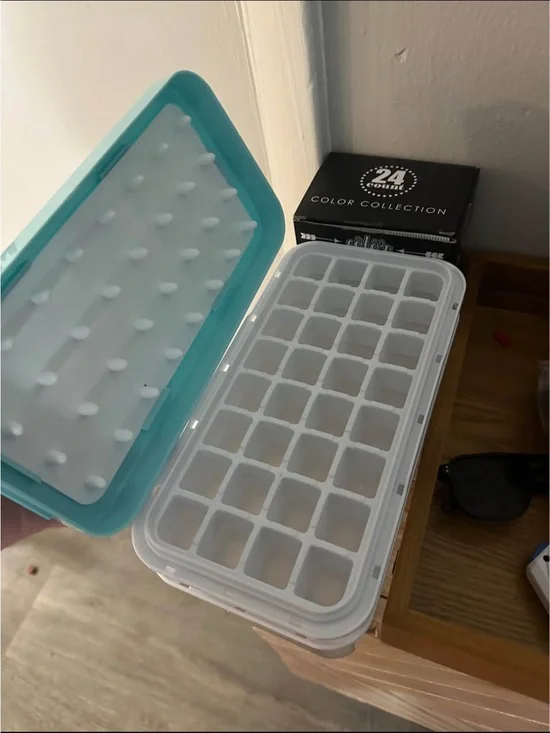 Airtight Blue-Turquoise Ice Cube Tray with Silicone Lid