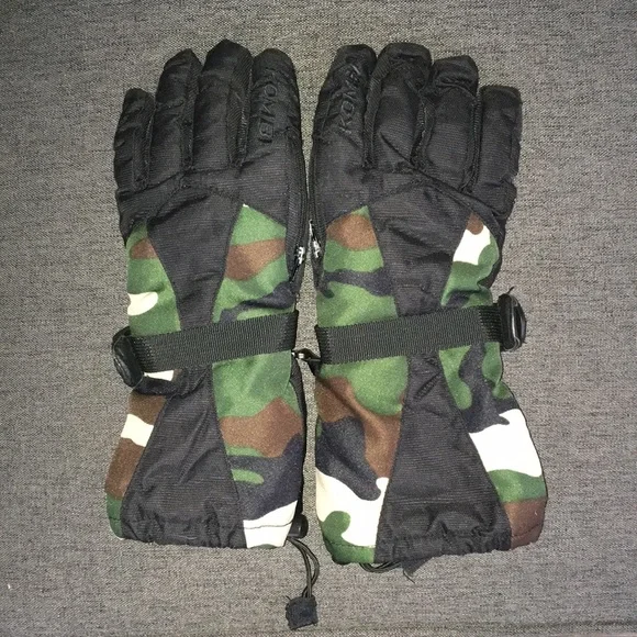 Kombi Junior Medium Camo waterproof gloves. Great used Condition