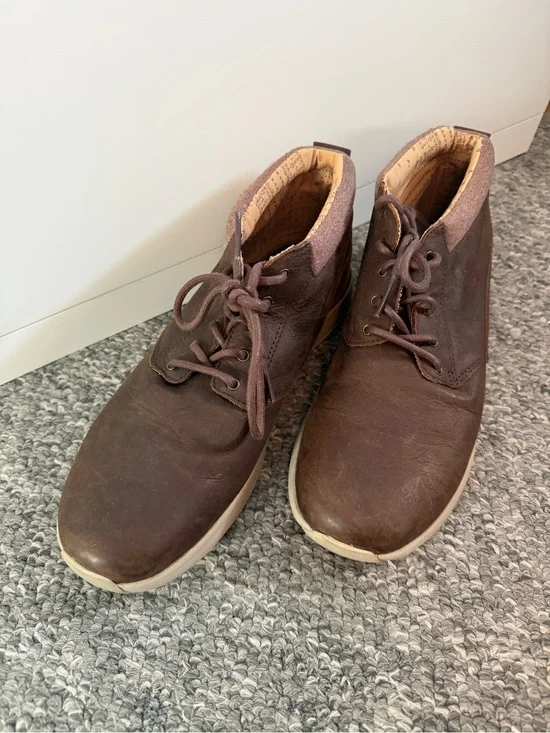 Reef Men's Dark Brown Leather Chukka Boots with Lace-Up