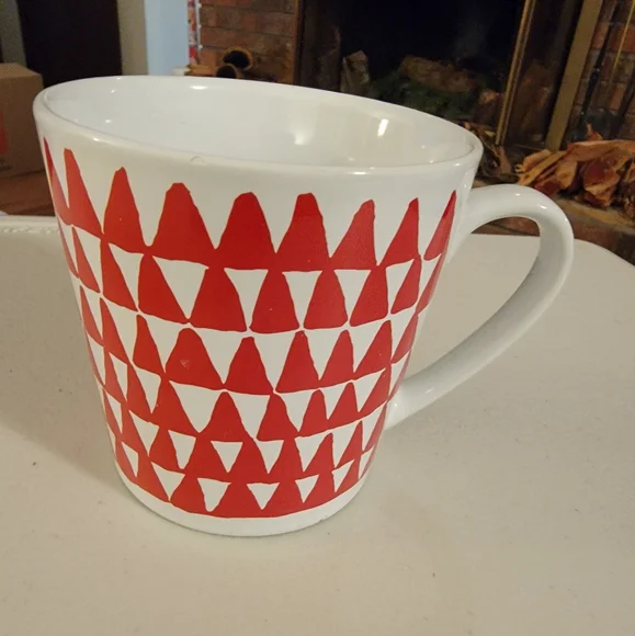 Starbucks 2016 Christmas‎ Collection  Red & White Abstract Triangle