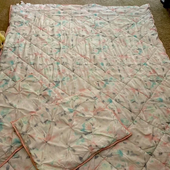 Soft Pastel Watercolor Quilt - White/Pink/Blue