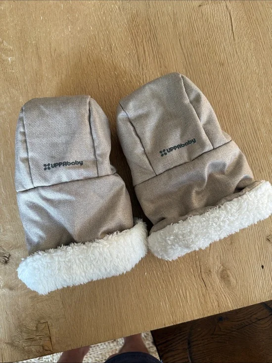 UPPAbaby Infant handmuffs in Oat with White Faux Fur Trim
