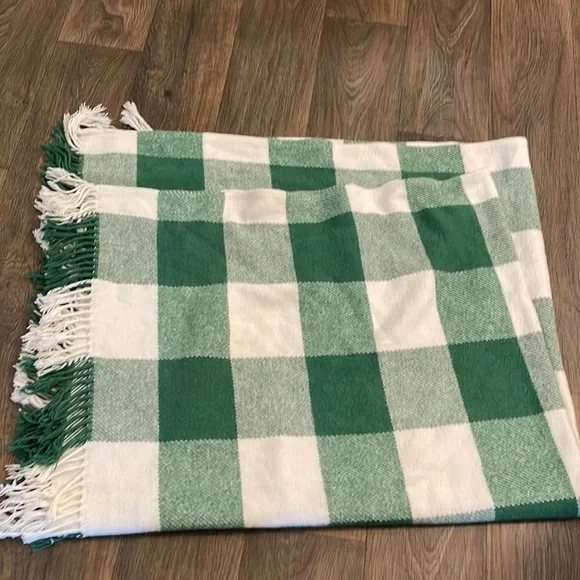 Texteis Penedo Throw Blanket Dark green and white. Very soft.  58” x 49”