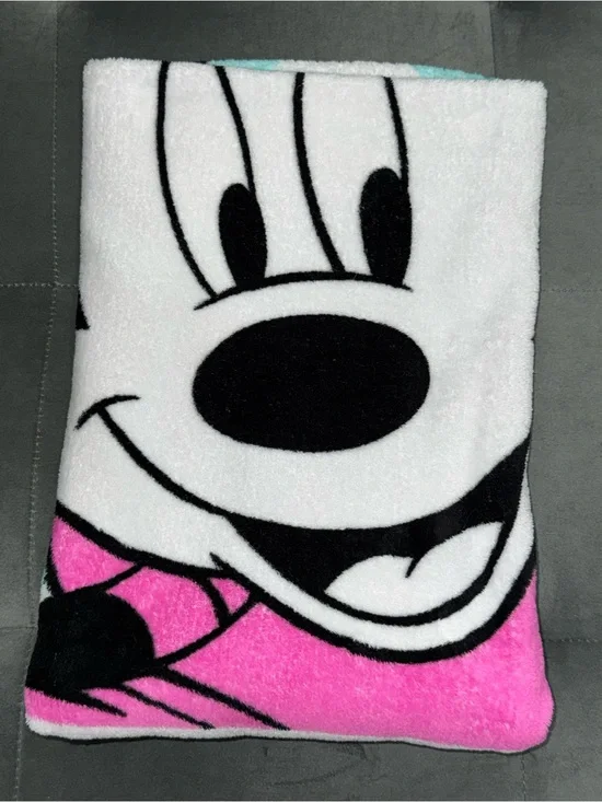 Disney Minnie Mouse Chevron 47” x 37” Plush Blanket