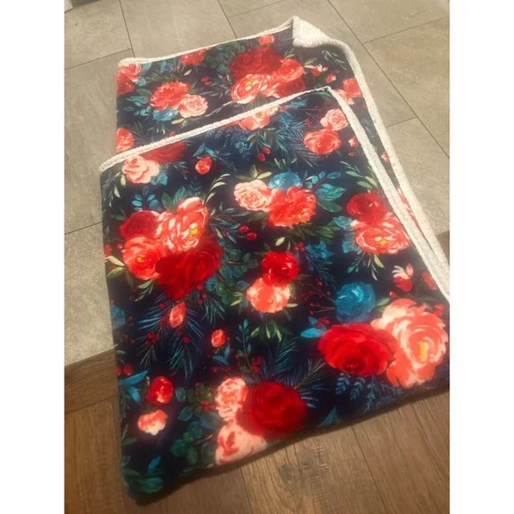 The Pioneer Woman Holiday Floral Velvet Plush Throw Navy Red Rose Sherpa Blanket