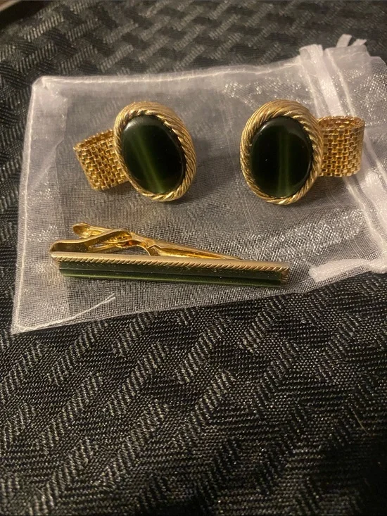 Vintage Set of Gold Tone and Green Cat's Eye Cuff Links and Tie Clasp