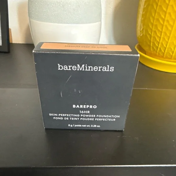 bareMinerals BAREPRO 16HR Skin-Perfecting Powder -‎ Medium deep 40 cool