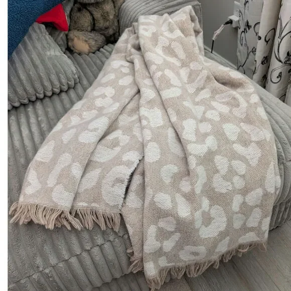 Cozy cheetah print throw. DKNY Pure. 50