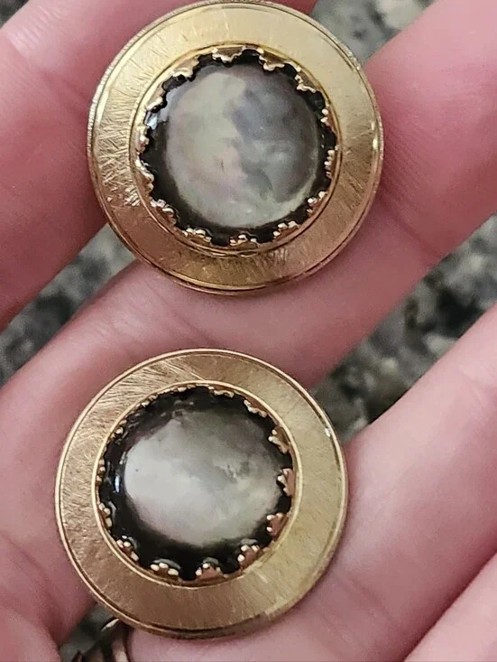 Gold Tone Mother-of-Pearl Round Cuff Links