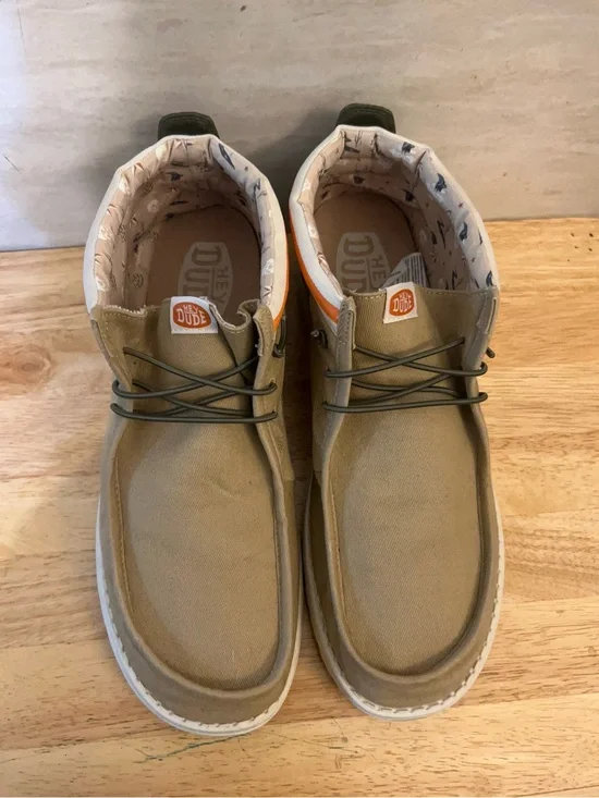 HEYDUDE Men's Wally Mid Stars N Skulls (Tan).
