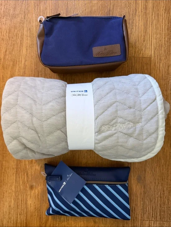 UNITED AIRLINES SAKS FIFTH AVENUE BLANKET FIRST CLASS THROW BROOKS BROTHERS BAG