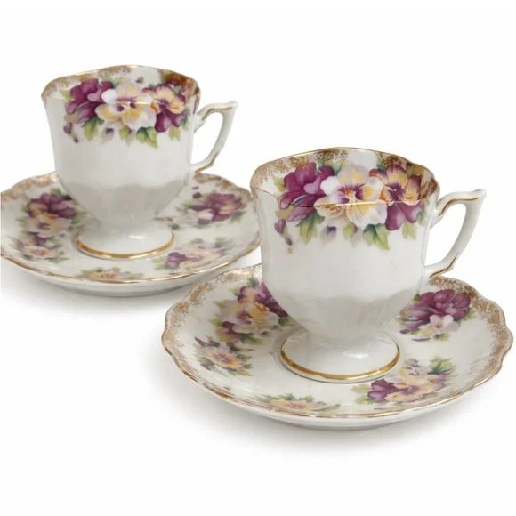 Vintage China 2 expresso cups/ saucers excellent condition daises gold trim