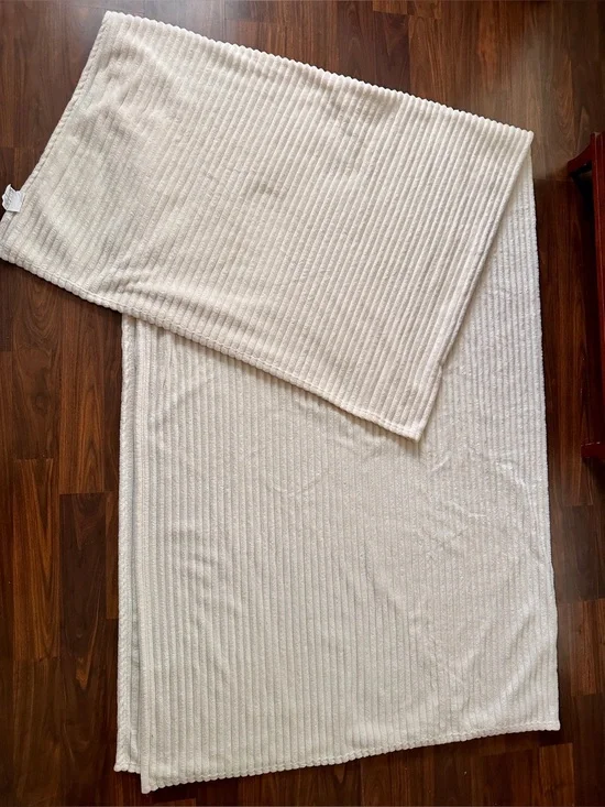 Beautiful King-Size Super Soft Cozy Blanket (Light Beige/Cream)