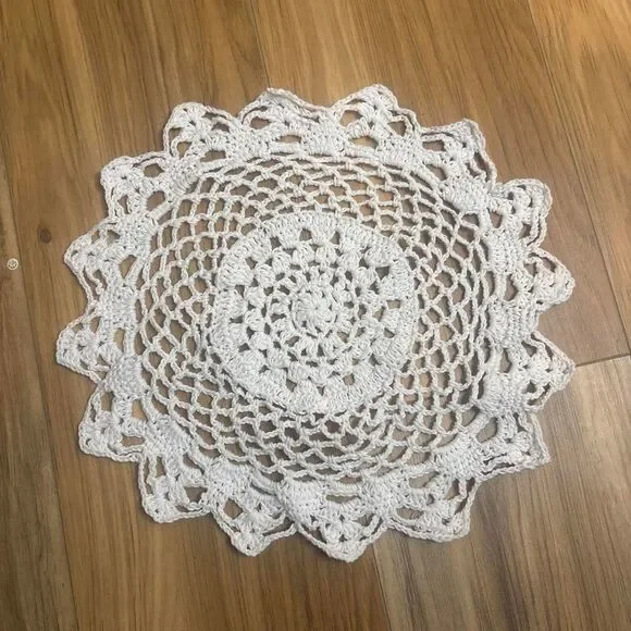 White crochet doily with floral and lace-like patterns mini placemats