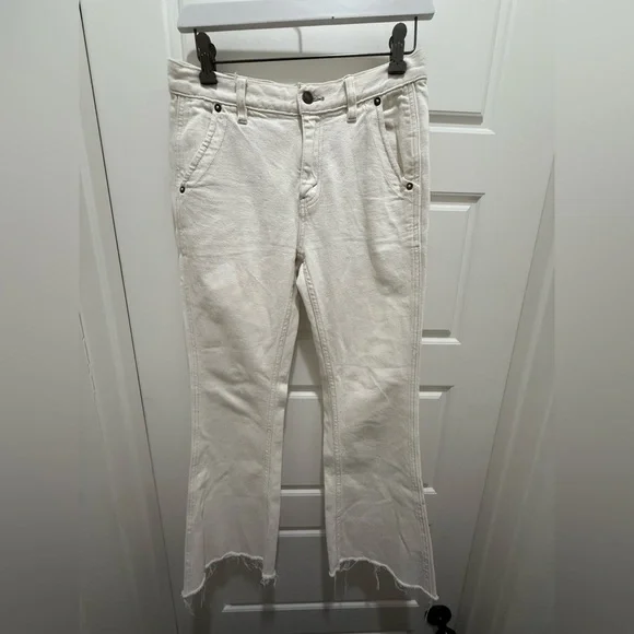 Free People. We the Free. Raw Hem Flare off-White Jeans. Size 26.