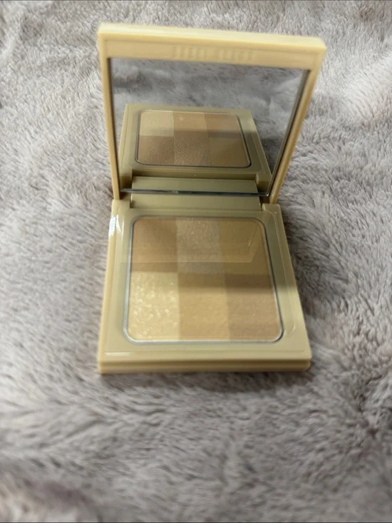 Bobbi Brown nude finish, illuminating powder in color nude
