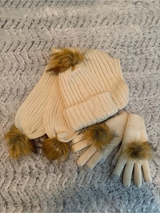 Cozy Cream youth Hat Mittens & Scarf Set with Faux Fur Pom NWOT