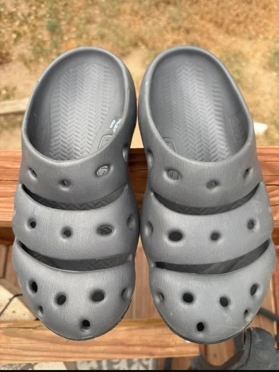 Keen Men’s Yogui  Gray Clog Shoes Size 10